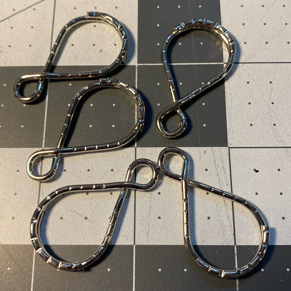 Findings: 5 metal keychains twists